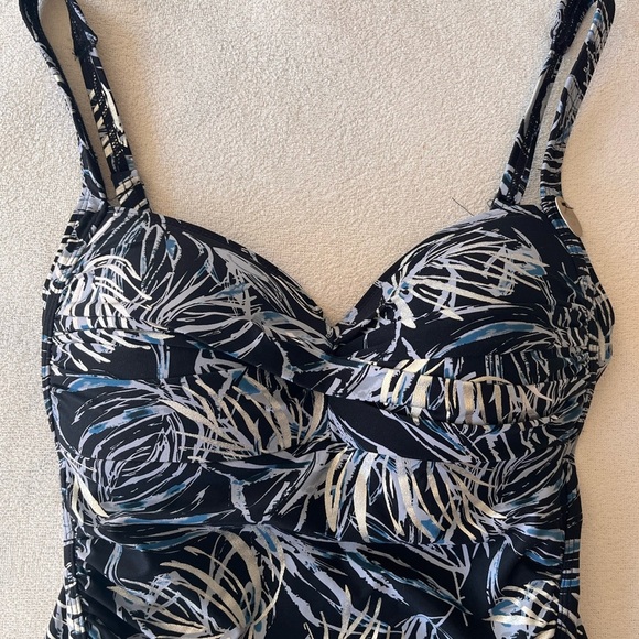 NWOT Nip/Tuck Palm Foil Twist Print One-Piece Tummy Control Multi-Cup Swimsuit - Picture 10 of 12